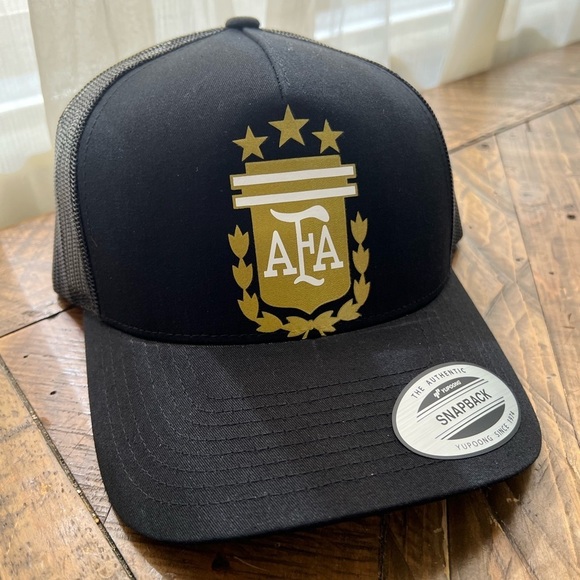 New 2024 Argentina 3 stars, black trucker hat Leo Messi #10 - Picture 2 of 7